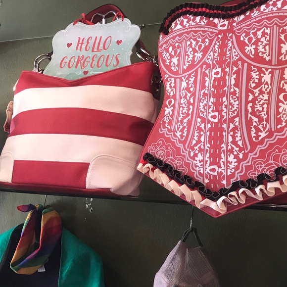 ❌SOLD❌ Red & White striped classic BUCKET BAG - Picture 2 of 5